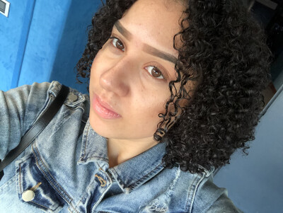 Sabrina zoekt een Kamer / Appartement / Huurwoning / Studio in Amsterdam