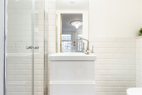 Er is een mooie doucheruimte met een wastafel en een toilet. Boven de doucheruimte is wat opslagruimte.