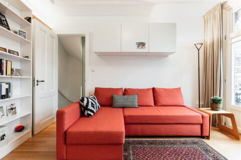 Er zijn enkele kasten.