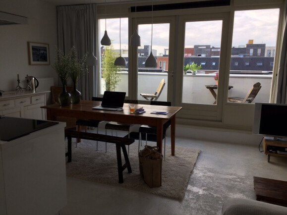 Tafel met uitzicht op dakterras