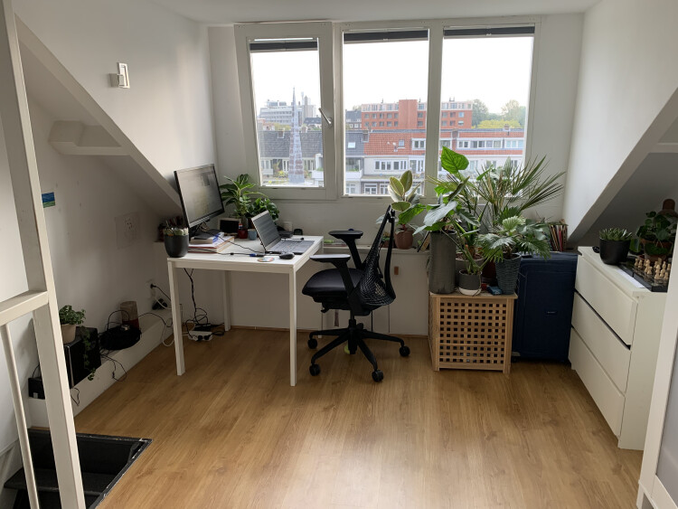 boven: dakkapel met uitzicht richting vondelpark