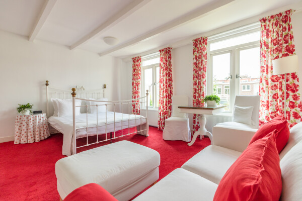 Bright, light studio with window boxes and afternoon sun